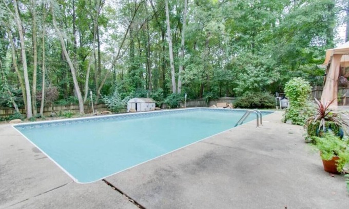 Marietta House | ⭐ Big Private Pool Kings, Queen & Full beds~ 4K TVs All Rooms Fast ⚡ Wifi⚡