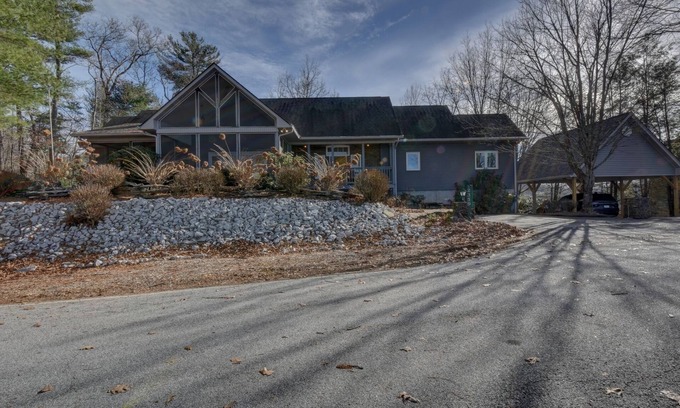 Dillard House | Big Sky Retreat - Incredible Mountain Views! Hike, golf, relax and unplug!
