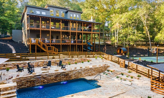 Blue Ridge Cabin | Bigfoot Cabin: Heated Pool+Sport Court+Sauna+Hot Tub+Game Room+Deck+Play Place