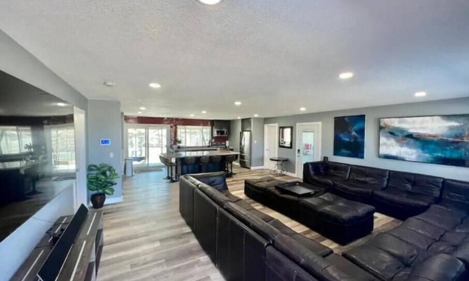 Victorville House | Billion Rock Escape - a large beautiful secluded oasis minutes from town