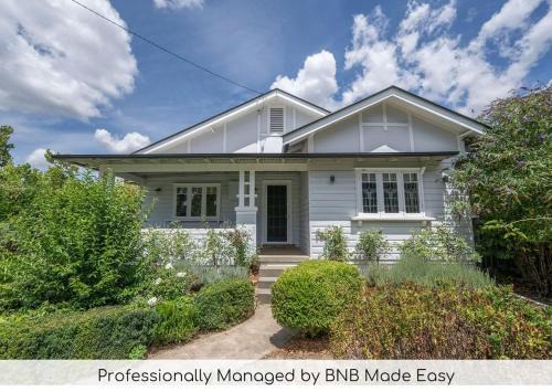 Orange House | Bindi Cottage, Spacious & Unique, Opposite Pool