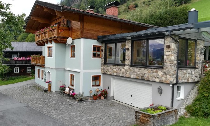 Goldegg Apartment | Biobergbauernhof Bergzeit Apartment in Goldegg