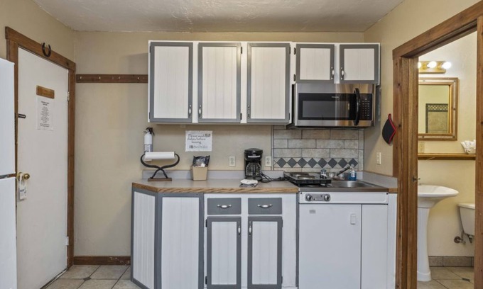 Cascade Apartment | Birch Glen Lodge Studio w Sauna. Your Haven of Tranquility