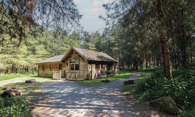 Rosliston Cottage | BIRCH LODGE, family friendly, with a garden in Rosliston