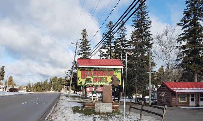 Evergreen Shores Hotel | Birchwood Motel