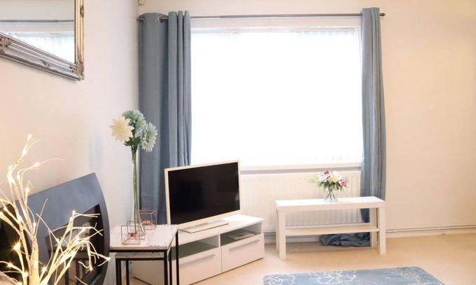 Edgbaston House | Birmingham Central 4 Bedroom House with Free Parking and WIFI