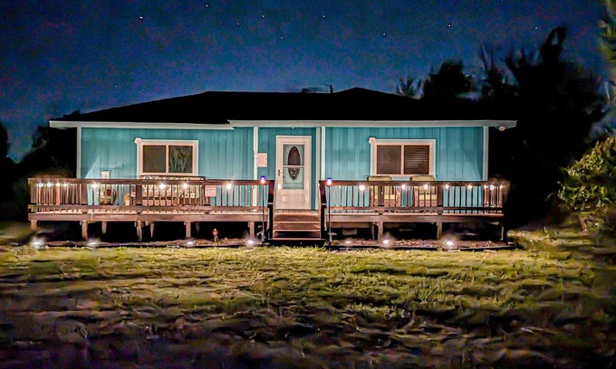 Chappell Hill House | Birthplace of Texas home with wood-burning firepit, porch, & private W/D