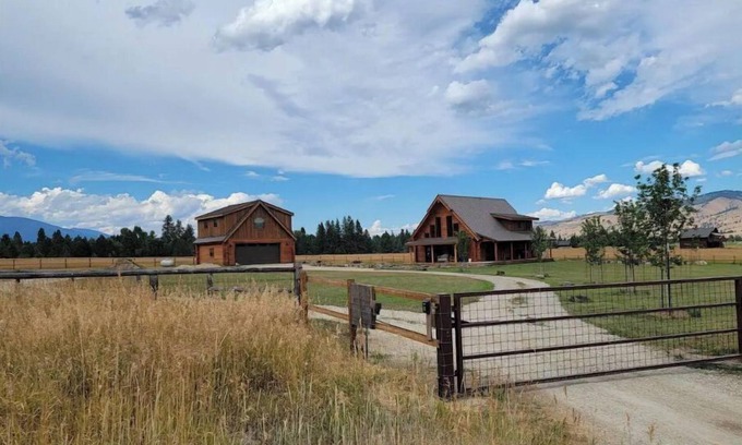 Darby House | Bitterroot Paradise 1 BR Guesthouse