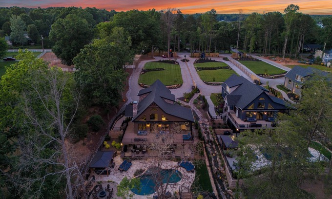 Lake Norman of Catawba House | Black Bear & Blue Heron by AvantStay | 2 Lakefront Homes, Sleeps 43, Pools