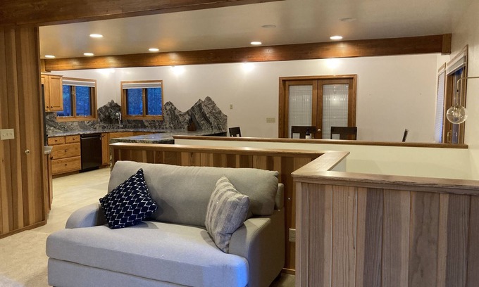 Black Butte Ranch House | Black Butte Style & Comfort Close to Glaze Meadow Rec Center-4 bedrooms + loft
