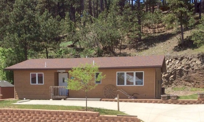 Hill City House | Black Hills Cabin - Rocky Cliff