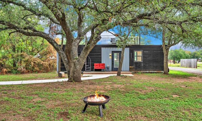 Waco House | Black Oak - Container Home Near Magnolia, Baylor