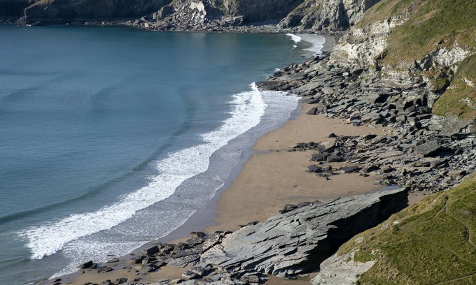 Tintagel Cabin | Black Shanti Tipi 2 With Ocean View