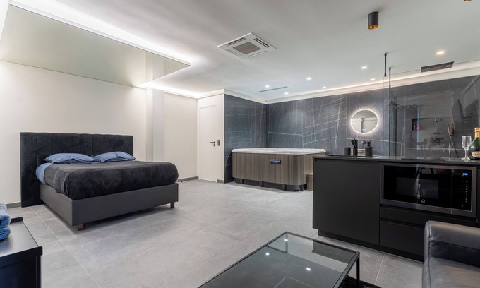 Esbly Apartment | Black Suite Jacuzzi Disneyland