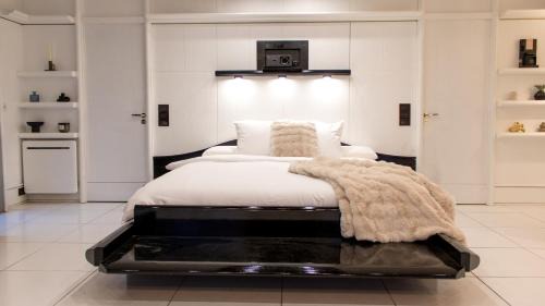 Gif-sur-Yvette Apartment | Black & White Suite & SPA - Sauna & Jacuzzi