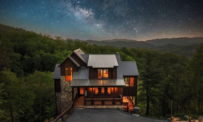 Walland Cabin | Blackberry Skies ~ Indoor Pool, Hot Tub, Theater & Stunning Mountain Views!
