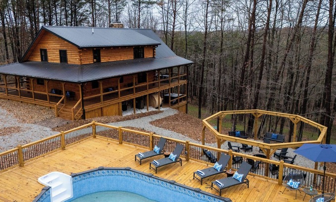 Logan Cabin | Blackburn Chalet! Pickelball Ct~Pool~Hot Tub~Sauna~Cold Plunge~Pet Friendly!