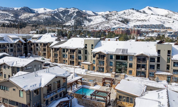 Park City Condo | Blackstone Luxury Top Floor 2br, Walk to Skiing at Cabriolet, Shared Pool and Hot tub, Mountain View