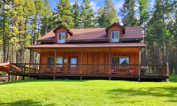 Lakeside Cabin | Blacktail Cabin Hideaway with hot tub in Lakeside
