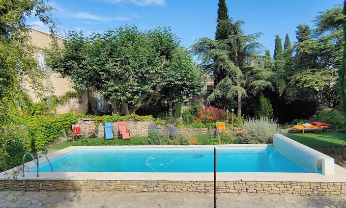 Cabrieres-d'Avignon Bed & Breakfast | Blanche & Alienor's room (26m2) in a beautiful 17th-century residence in Cabrières d'Avignon