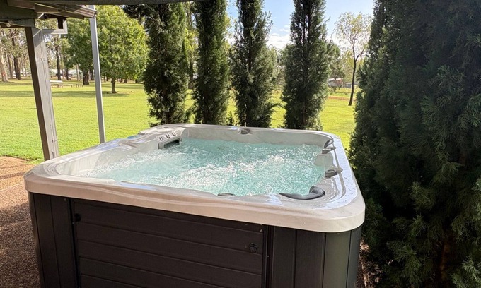 Pokolbin House | Blaxlands Kangaroo Homestead with Hot Tub walk to Concerts and Wineries