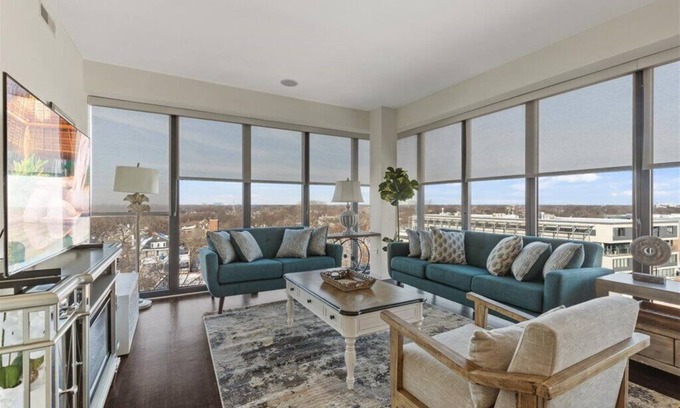 Evanston Apartment | "Bliss of Evanston" 180°view, 2BDR +2Bath UrbanLux