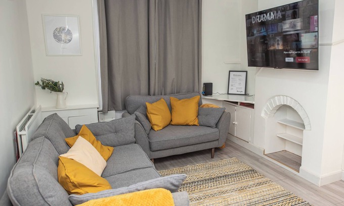 Northampton House | Blissful stays 3 bedroom home
