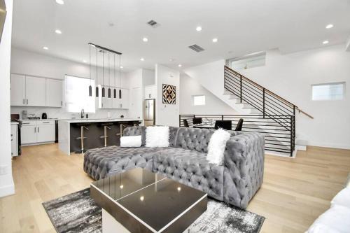 East Downtown Houston Villa | BlissHaven Luxe & Spacious in Downtown Houston with Soaking Tub ,Rooftop and free Parking