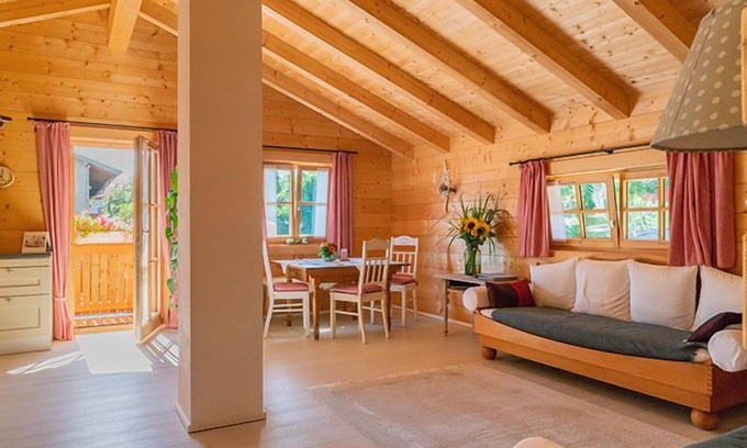 Bad Feilnbach Apartment | Blockhaus Alchemilla, für 2 Personen, 65 qm, 1 sep. Schlafzimmer, Balkon