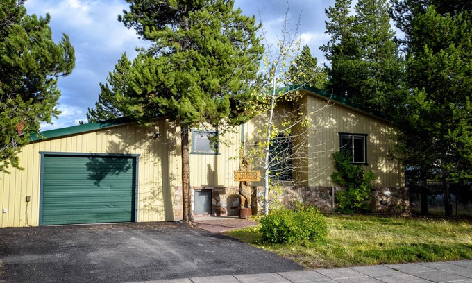 West Yellowstone House | Blocks from Yellowstone! Walk to Shops & Dining! 2 Fireplaces, Gas BBQ! Smart TV