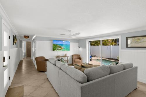 Holmes Beach House | Blue Bella Very Quick Walk Beach, Shops, Restaurants
