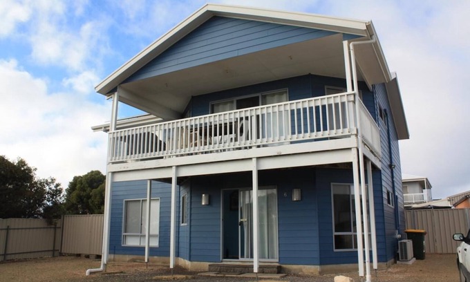 Warrenben House | Blue Breeze - 4 bedroom Double story home - Close to the beach and Inns National Park