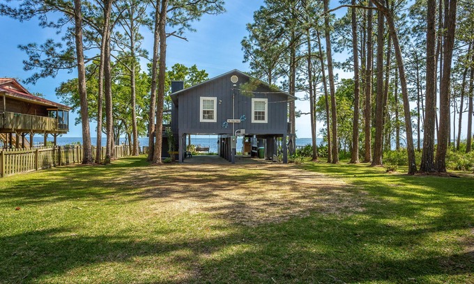 Carrabelle House | Blue Crab Shack 2BR/2BA w/Loft Area and dock!