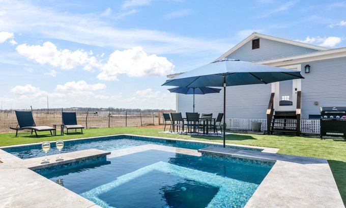 Fredericksburg House | Blue Eyes | 2/2, Pool, Pet Friendly w/fee, Full Kitchen, Washer/Dryer,Pool & Heated Spa