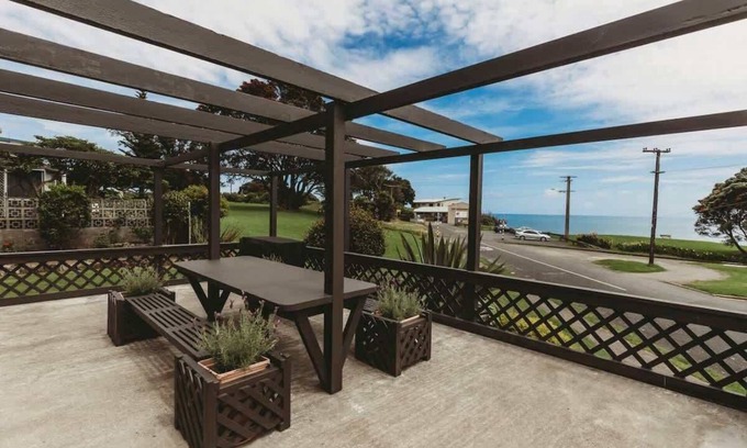 New Plymouth House | Blue Haven on Waterfront with Views