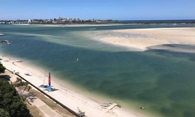 Golden Beach House | Blue Haven. Room for your boat, caravan and dog!