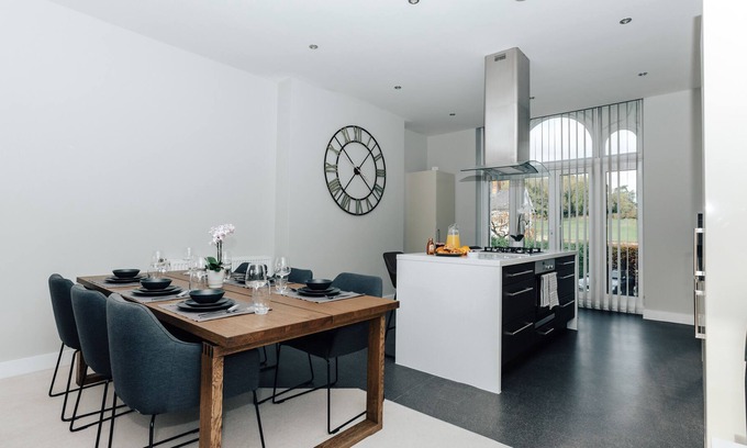 Henley-on-Thames Apartment | Blue Heron - 2 Bedroom Apt with 2 parking spaces