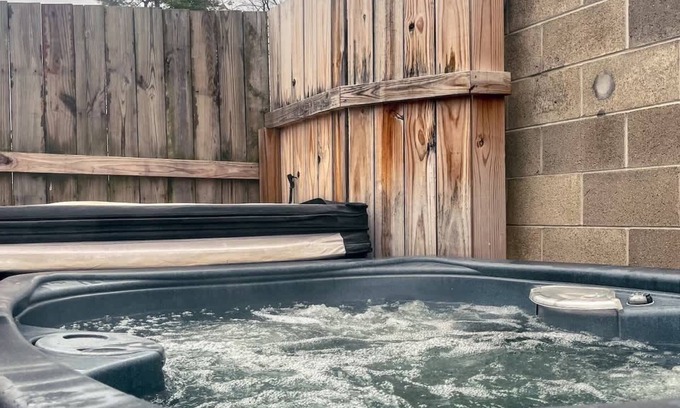 Logan Cottage | 'Blue Heron Cottage' w/Game Room, Deck & Hot Tub