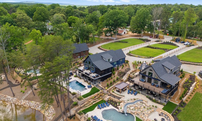 Lake Norman of Catawba House | Blue Heron & Gray Fox by AvantStay | 2 Lakefront Homes, Sleeps 44, Pools