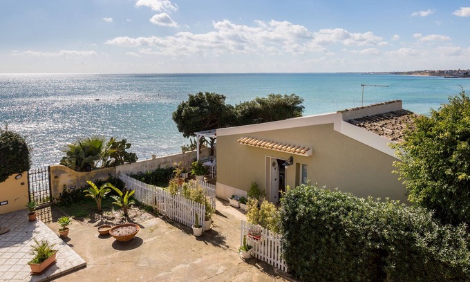 Avola House | Blue House on the sea, parking & wi.fi