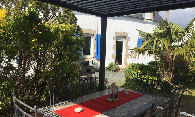 Penmarch House | Blue longere by the sea