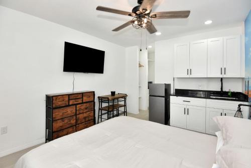 Daytona Beach Shores Hotel | Blue Mist Motel - Room # 5