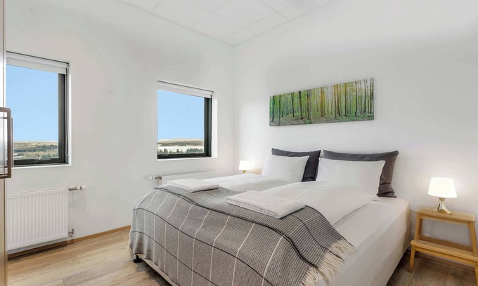 Kopavogur Apartment | Blue Mountain Apartments - Corner Studio with View