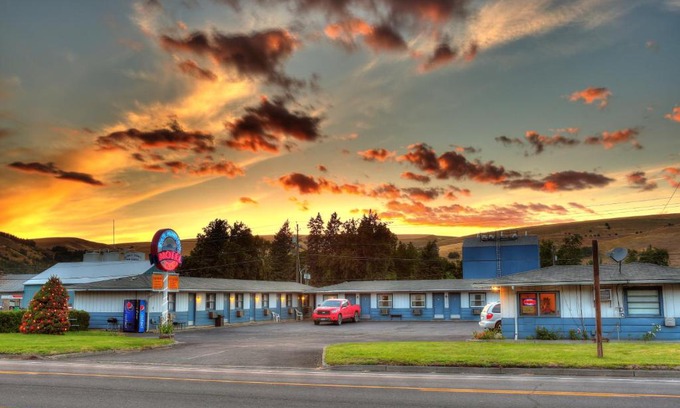 Dayton Hotel | Blue Mountain Motel