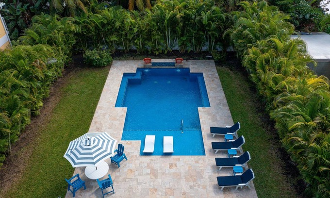 Deerfield Beach House | 🌊BLUE OASIS HOUSE 🌊 Steps to Beach, Town, Restaurants & Pier! HEATED Pool
