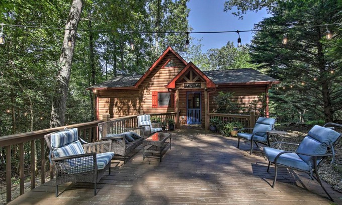 Cashes Valley House | Blue Ridge Cabin with Hot Tub and Fire Pit!