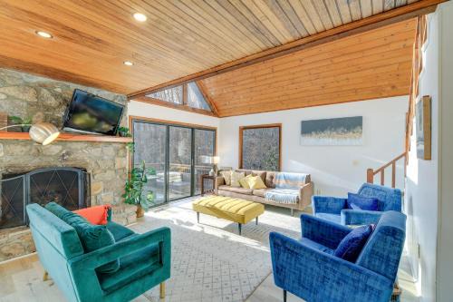 Deep Gap House | Blue Ridge Mountains Cabin with Community Pool!
