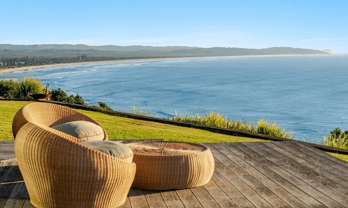 Lennox Head House | Blue Seas encapsulates the essence of breathtaking views