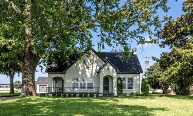 Waco House | Blue silo properties