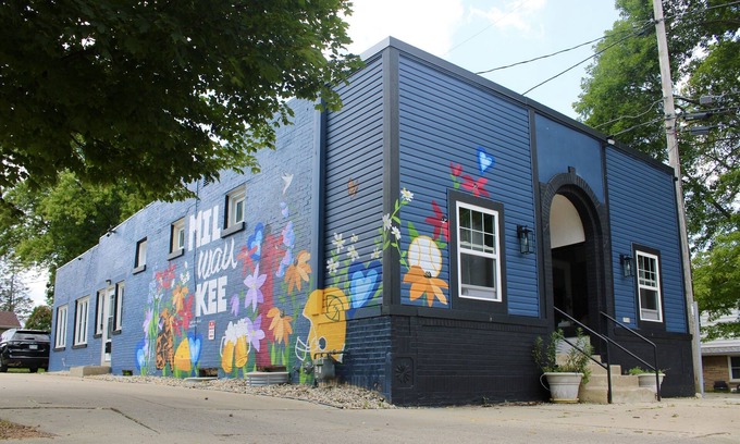 West Allis House | 𖤓Blue Storefront 2000sqft Sale Arcade, Pooltable, Foosball, State Fair𖤓